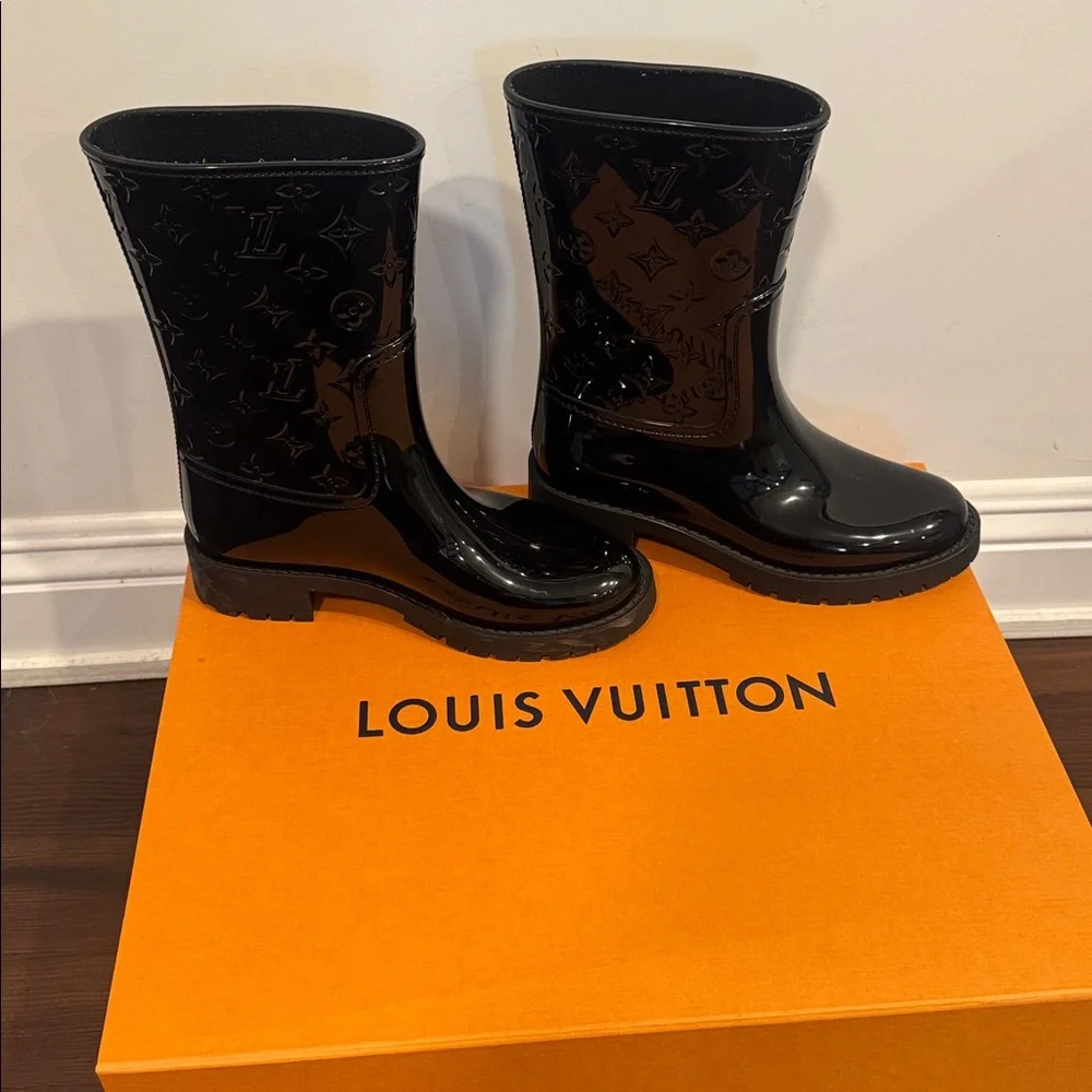 Louis Vuitton authentic rain boots   size 37  worn twice light scuffs on soles
